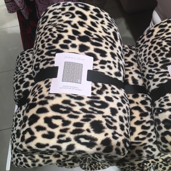 🔥LAST ONE! Victoria’s Secret Leopard Sherpa Blanket - Picture 4 of 5